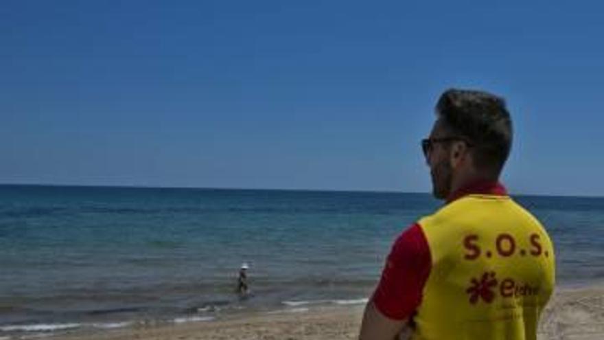 Un socorrista en la playa de Arenales del Sol, en junio.