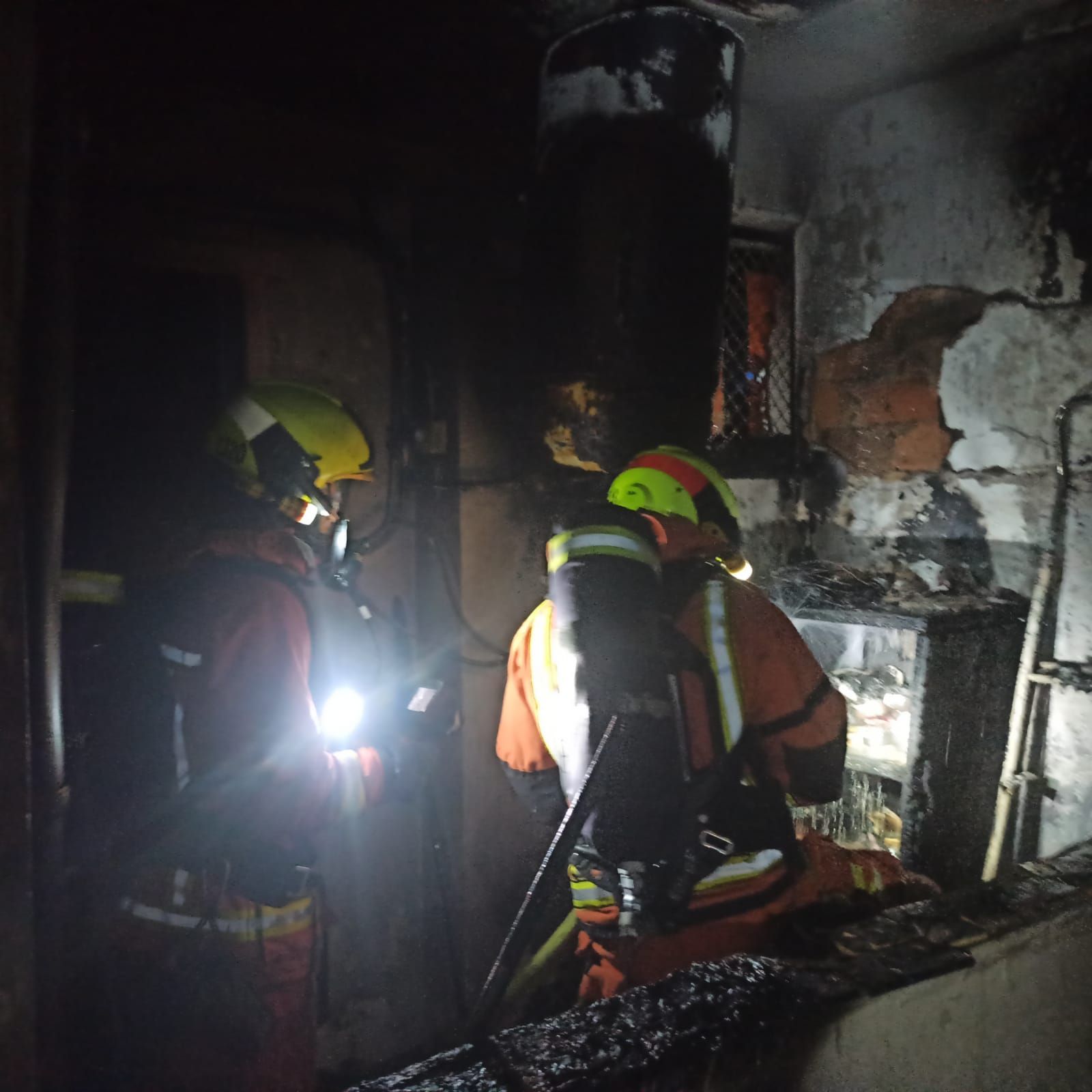 Un incendio obliga a desalojar una finca de madrugada en la calle Padre Claret de Xàtiva