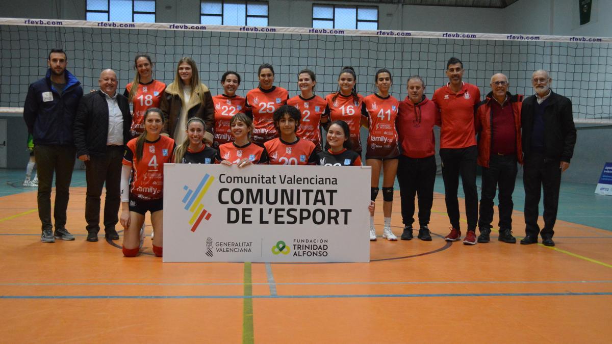 Equipo femenino, asistieron a los partidos el concejal de Deportes del Ayuntamiento de Xàtiva, Pedro Aldabero; el presidente de la Federación de voleibol de la Comunitaresidente de la Federación de Voleibol de la Comunitat Valenciana, Arturo Ruiz  y el representante de la Fundación Trinidad Alfonso, Sergi Borras.