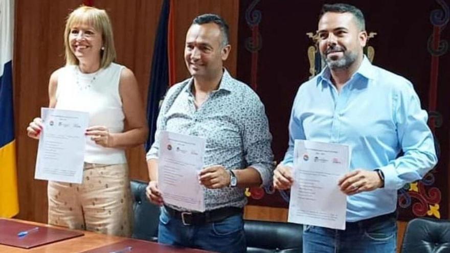 A la izquierda, Isabel Peñate junto a Alexis Ramos y José Déniz el día de la firma del pacto