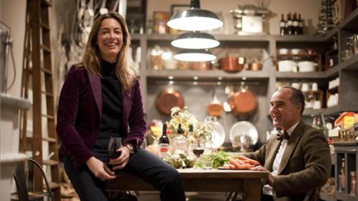 Helena Garriga y Olivier Guilland, en la mesa grade de su colmado-bistró. Foto: Jordi Cotrina