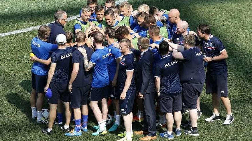 Los islandeses hacen piña tras entrenarse ayer en Niza. // Efe