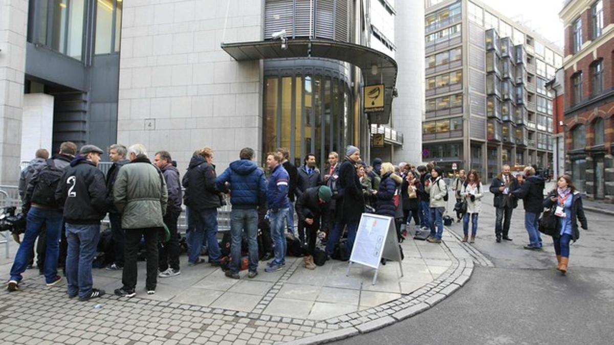 Periodistas y cámaras se agolpan a las puertas del tribunal de Oslo donde se juzgará a Breivik, este lunes.