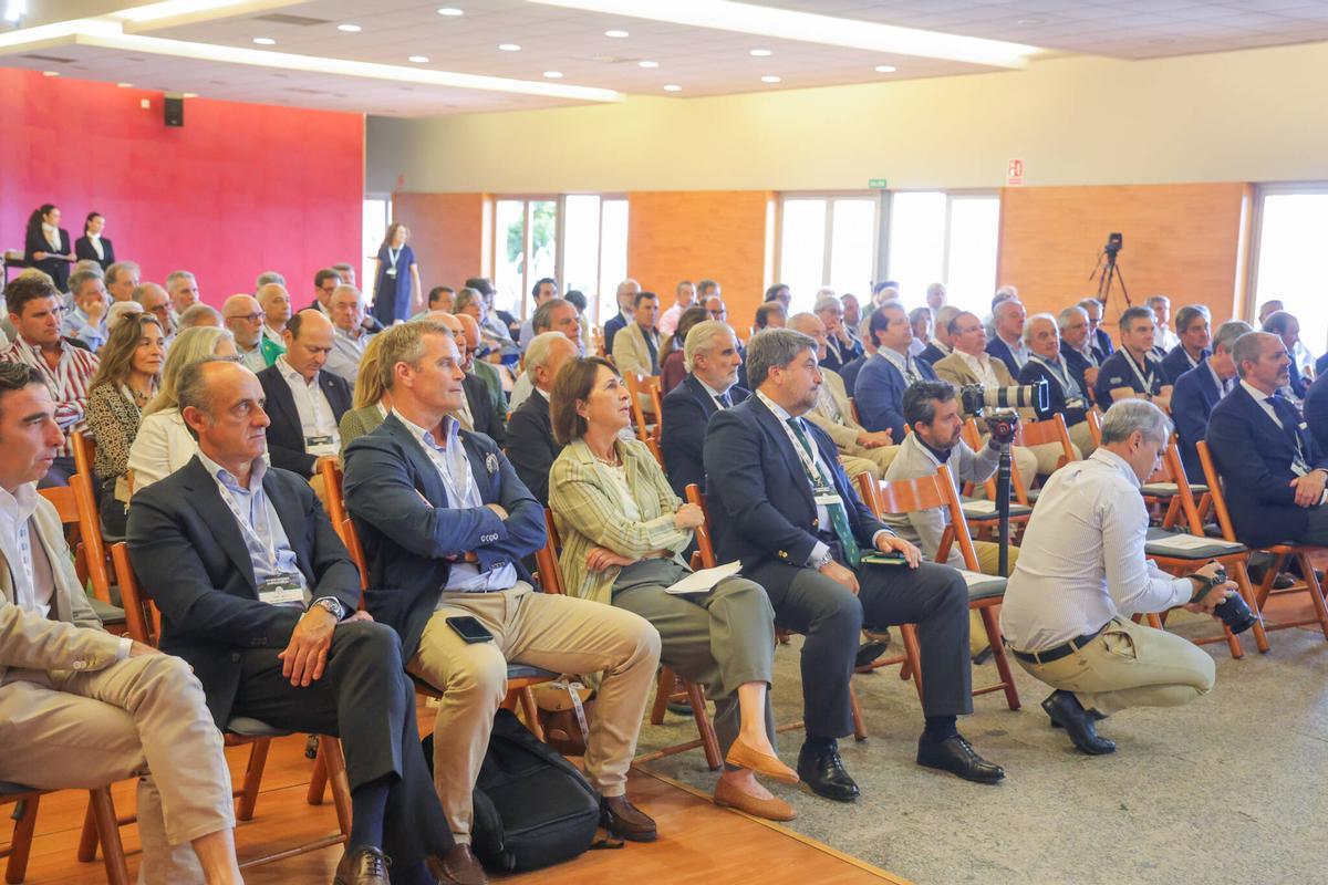 Asistentes a la jornada celebrada en Bodegas Martín Códax, en Cambados.