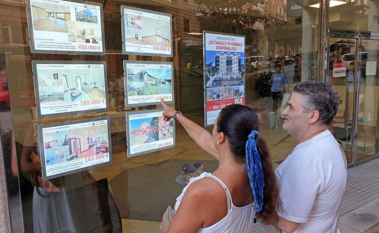 Dos vigueses ven anuncios en una inmobiliaria de Vigo
