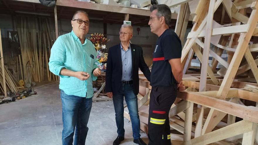 Más madera en la Hoguera Oficial de Alicante para una Cremà a fuego lento