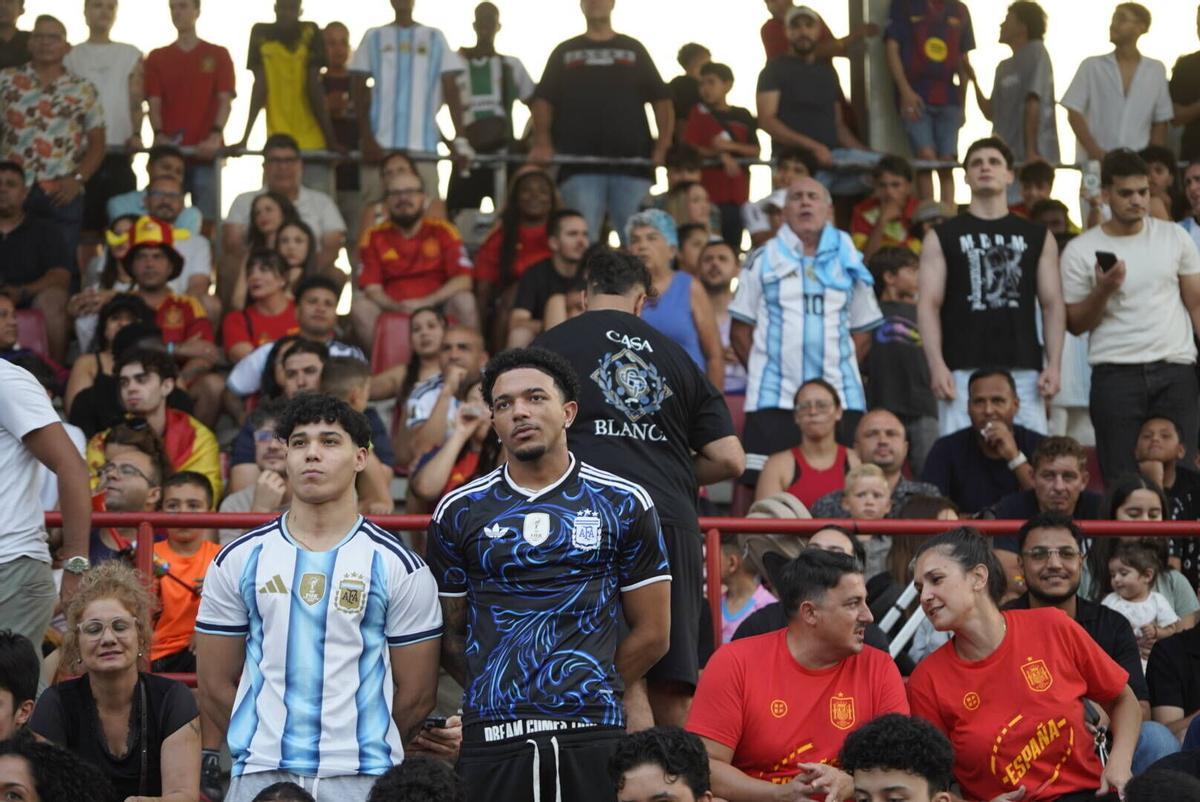 Busca't a les imatges del partit de la final del mundial a l'estadi del Nou Congost