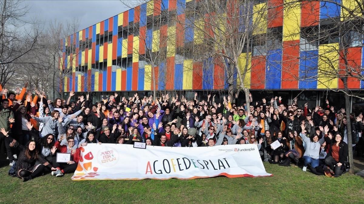 Foto de grupo de los cerca de 400 monitores participantes en la Jornada de la Federación Catalana del Esplai