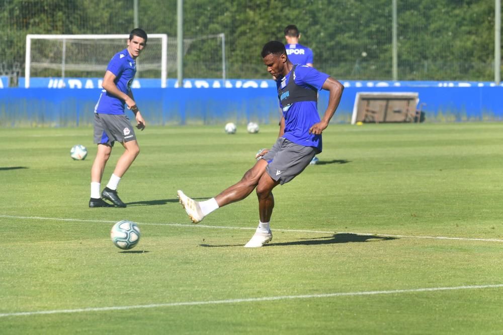 La plantilla puede ejercitarse ya por grupos de un máximo de 10 jugadores en las instalaciones de la ciudad deportiva de Abegondo.