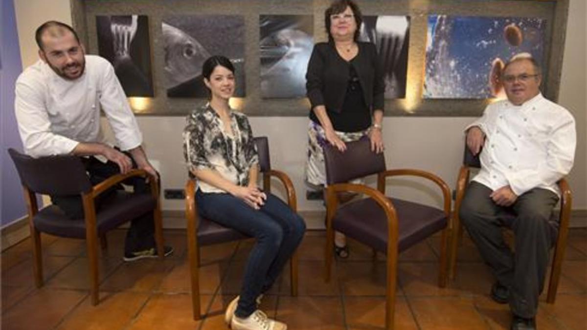 Arnau Bosch, Eva Perelló, Montserrat Costa y Joan Bosch, en su restaurante. Foto: Joan Revillas