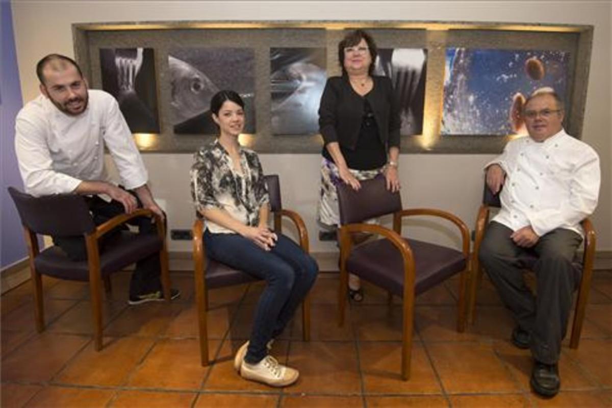 Arnau Bosch, Eva Perelló, Montserrat Costa y Joan Bosch, en su restaurante. Foto: Joan Revillas