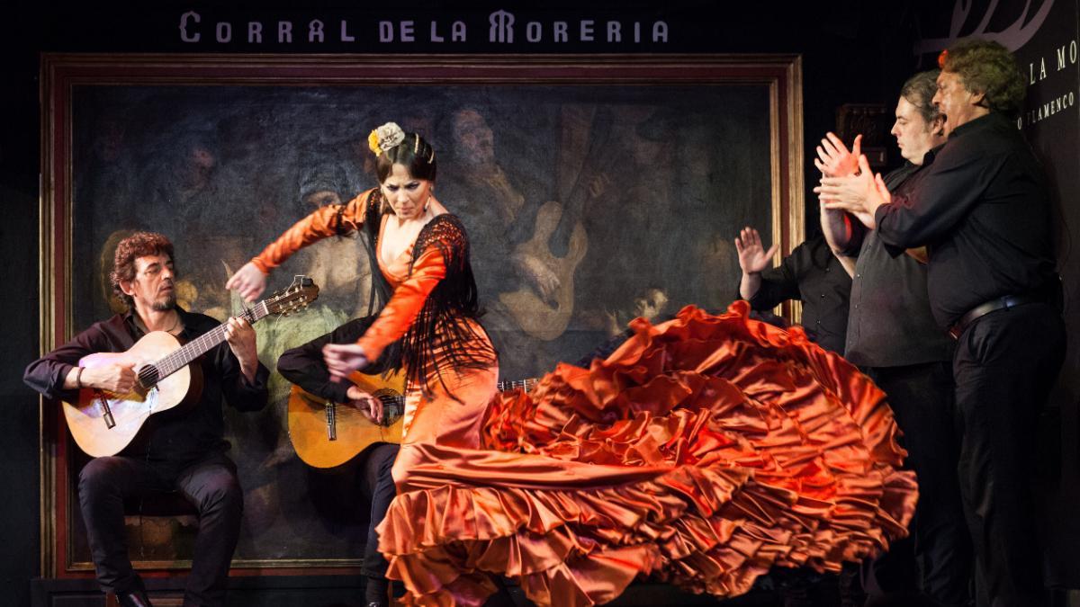 Lucía La Piñona sobre el escenario del Corral de la Morería, uno de los espacios clave en la historia y la vanguardia del flamenco en Madrid.