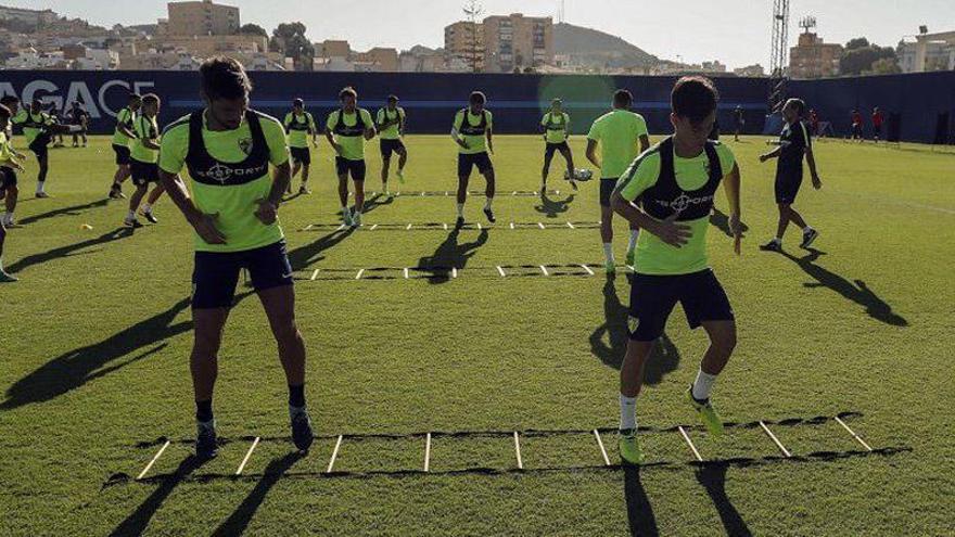 Los jugadores del Málaga, con Adrián y Juanpi en primer plano, se ejercitan en una imagen de archivo.