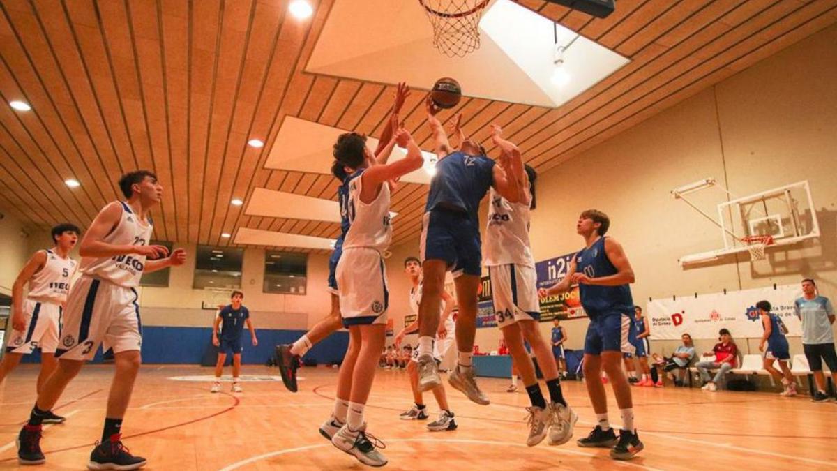 Un jugador, en el moment de fer la cistella. | CBGB