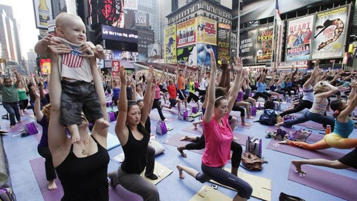 Clase multitudinaria de yoga en Times Square, en Nueva York, impensable antes de la pacificación.