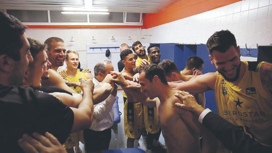 Los jugadores del Iberostar Tenerife celebran su última victoria de la Fase Final de Valencia.