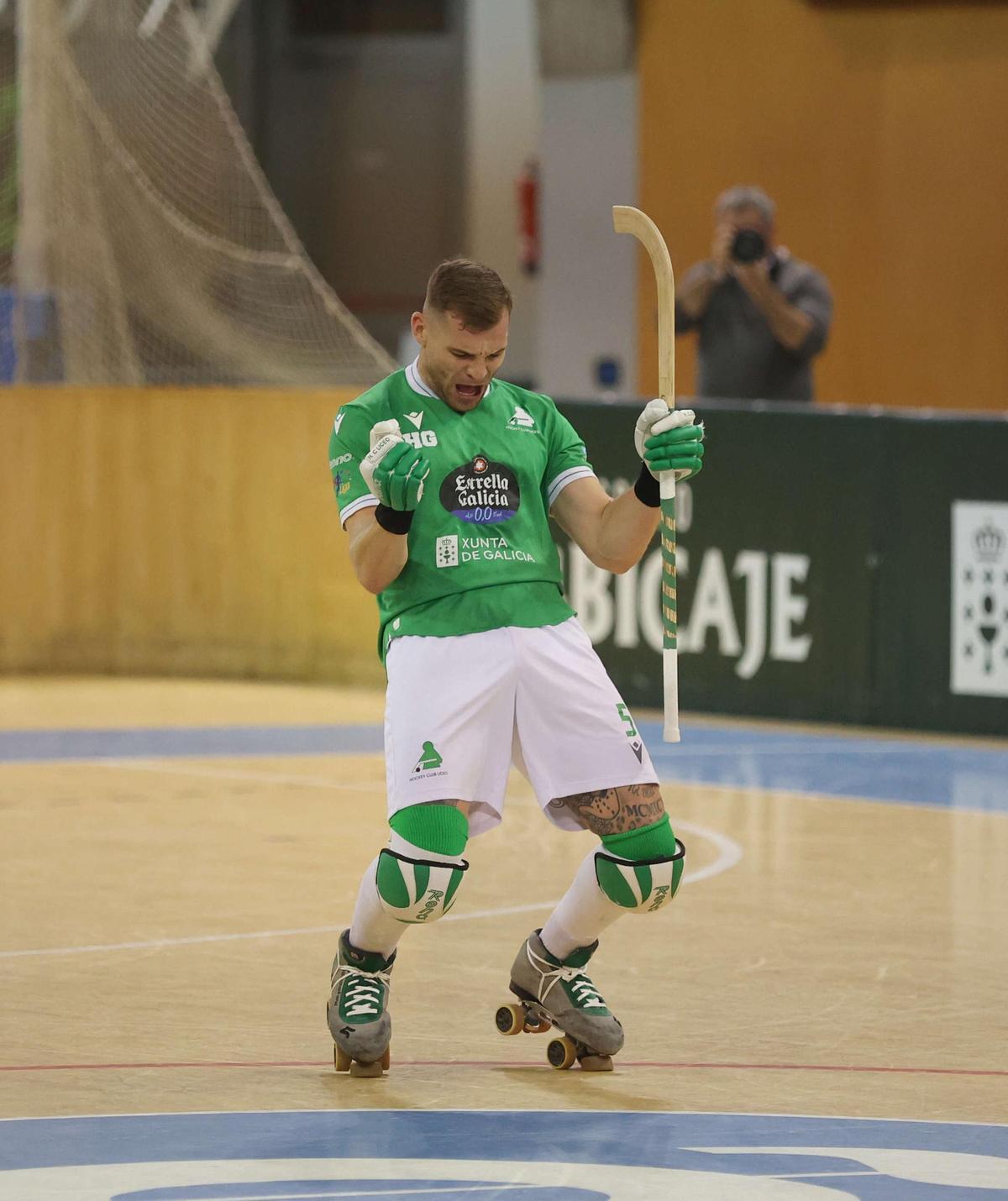César Carballeira celebra un gol con el Liceo esta campaña.