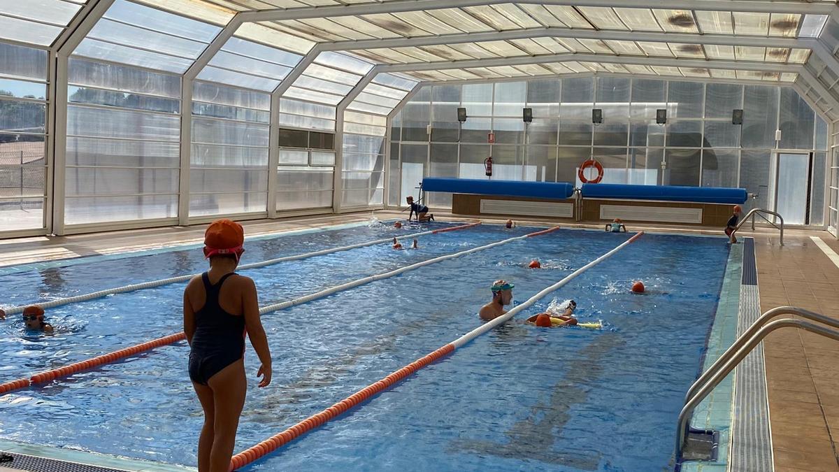 El colegio cuenta con un pabellón deportivo, piscina climatizada cubierta, entre otras instalaciones