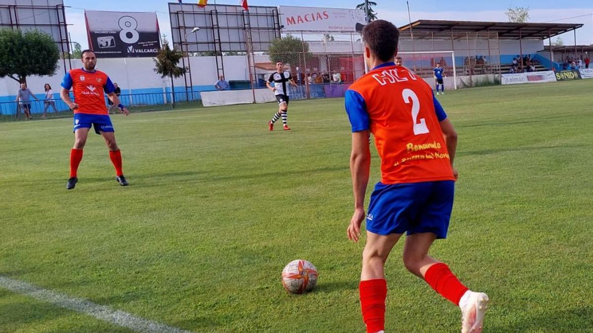 Los jugadores del CD Benavente arman una jugada de ataque ante Unionistas. | C. G. R.