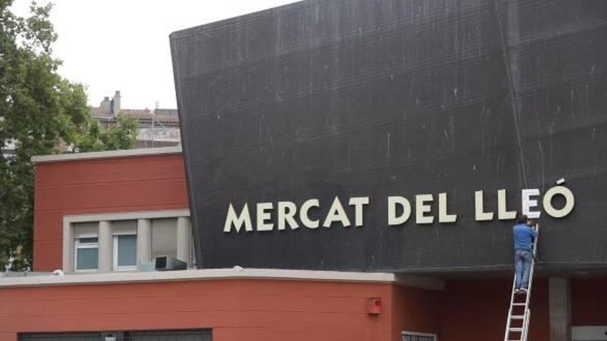 El nou rètol del Mercat, col·locat ahir en una de les façanes.