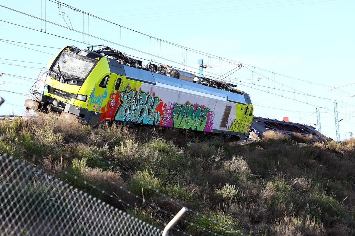 Locomotora abandonada que descarriló en septiembre en Zaragoza.