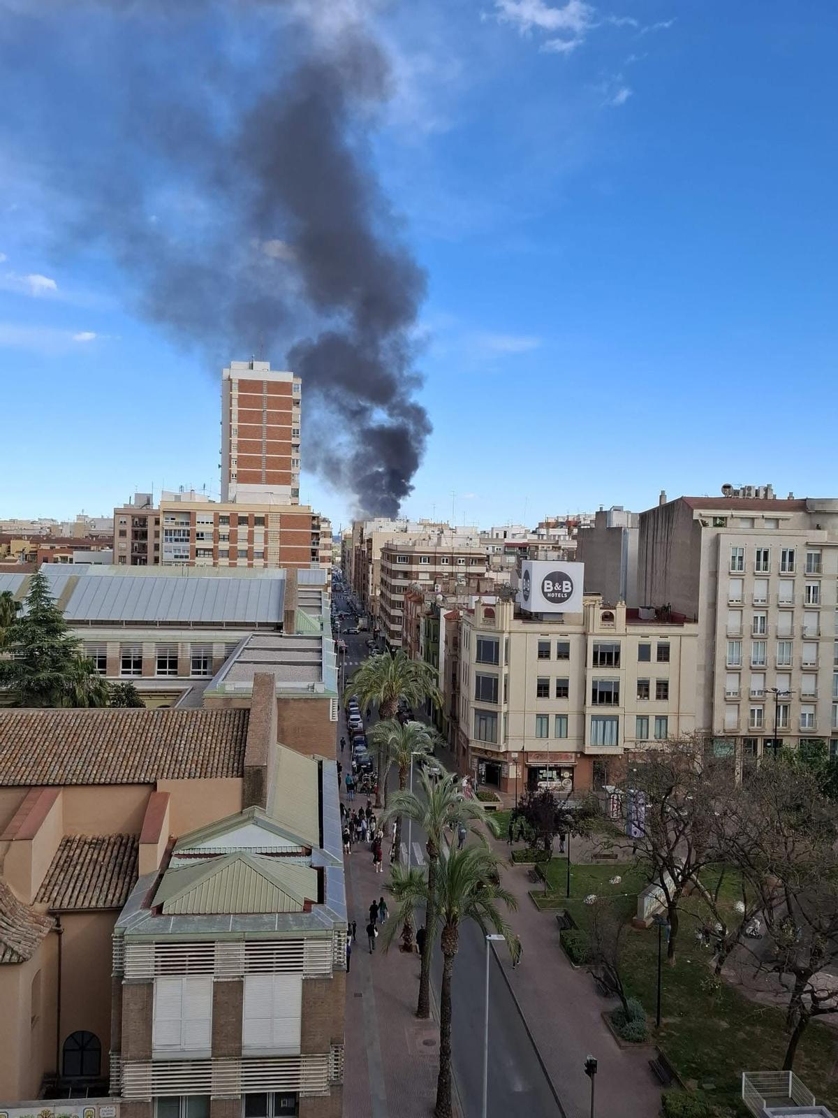 Vista del incendio desde la Plaza Fadrell de Castelló