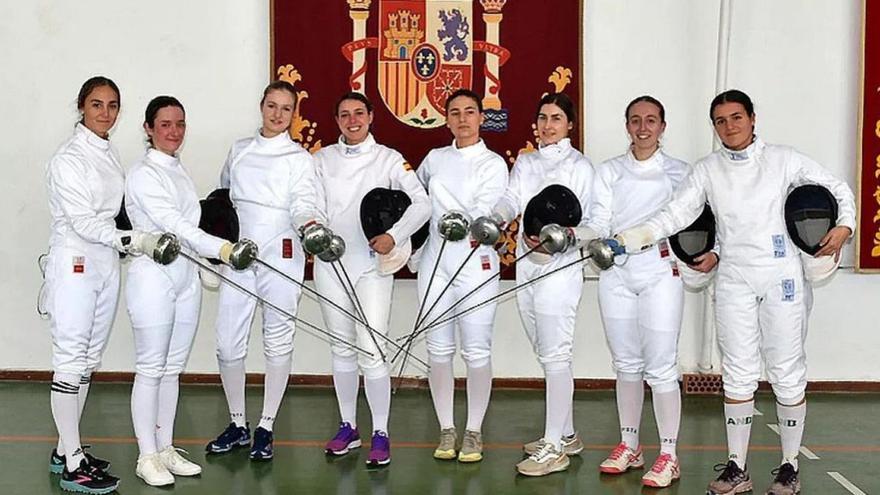 Leonor de Borbón, tercera por la izquierda, con sus compañeras de esgrima.