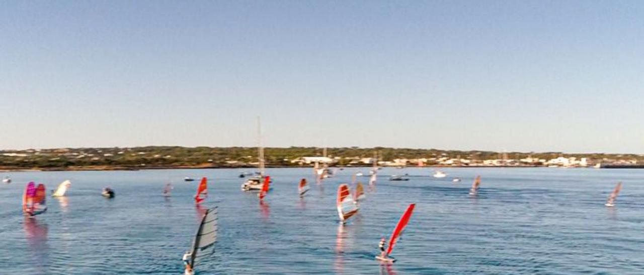 En la imagen de arriba, los windsurfistas de Formentera. Abajo, dos momentos de la regata. | A.B. / WORK WITH DRONE