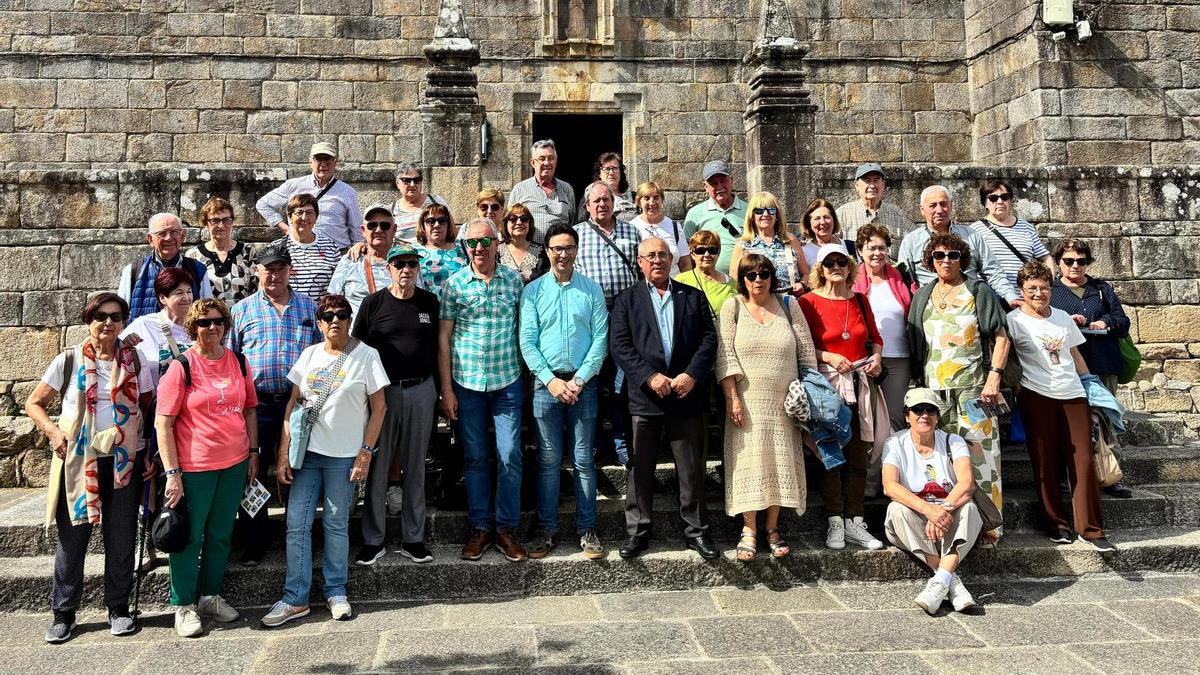 Parte del grupo de visitantes en la Praza de Fefiñáns.