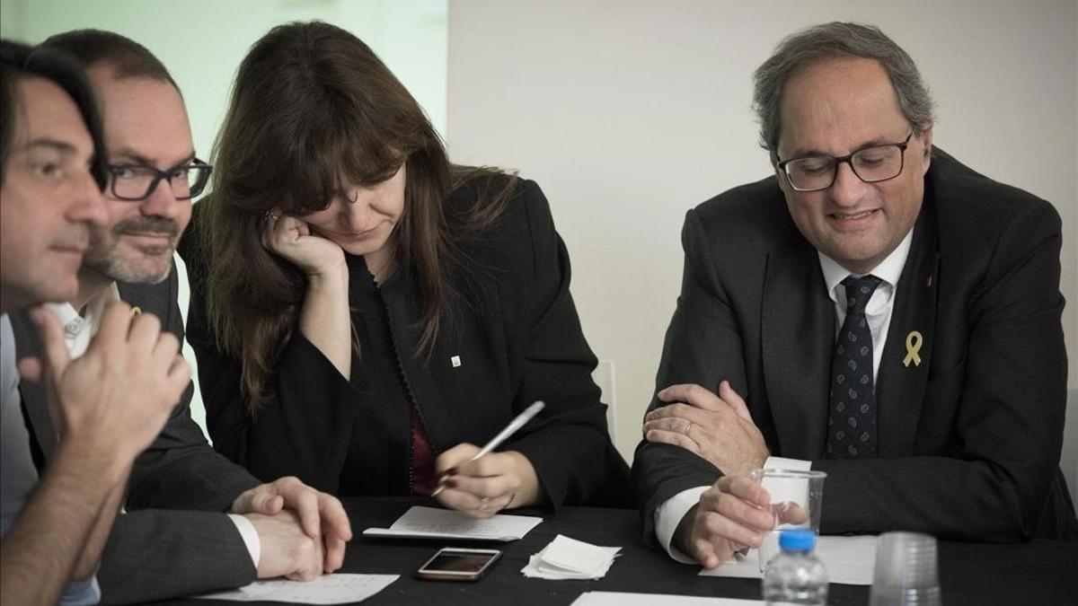 La candidata Laura Borràs y el 'president', Quim Torra, en la reunión de Junts per Catalunya para analizar los resultados electorales del pasado 28 de abril.