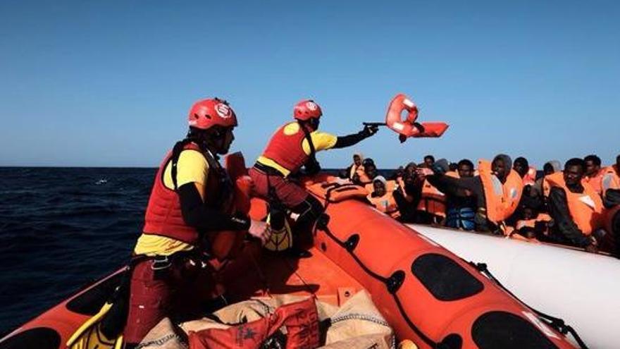 L&#039;equip de Proactiva Open Arms realitzant tasques de salvament de refugiats al Mediterrani.