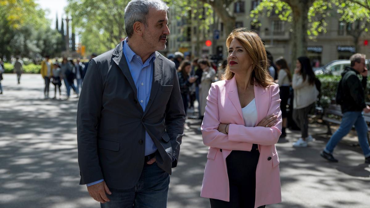 La ministra de Transportes, Movilidad y Agenda Urbana, Raquel Sánchez, y el candidato del PSC a la alcaldía de Barcelona, Jaume Collboni, conversan a su llegada a una rueda de prensa por la Ley de Vivienda, a 14 de abril de 2023, en Barcelona.