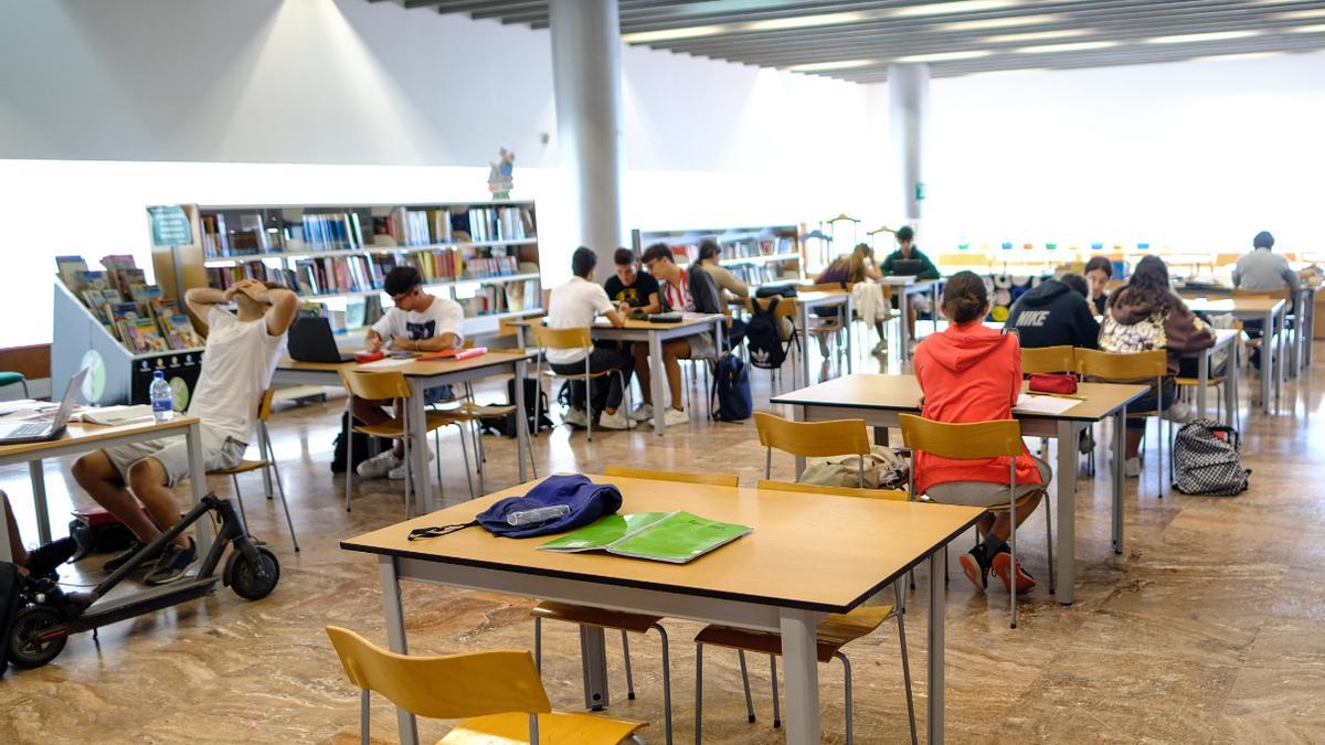 Estudiantes preparando la Ebau en la biblioteca.