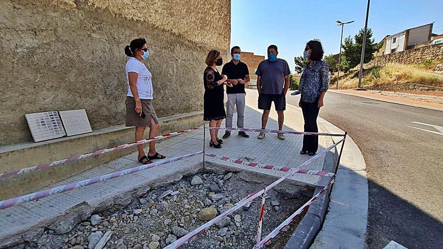 En el barrio de Las Eras, visitando las obras en ejecución. | SERVICIO ESPECIAL