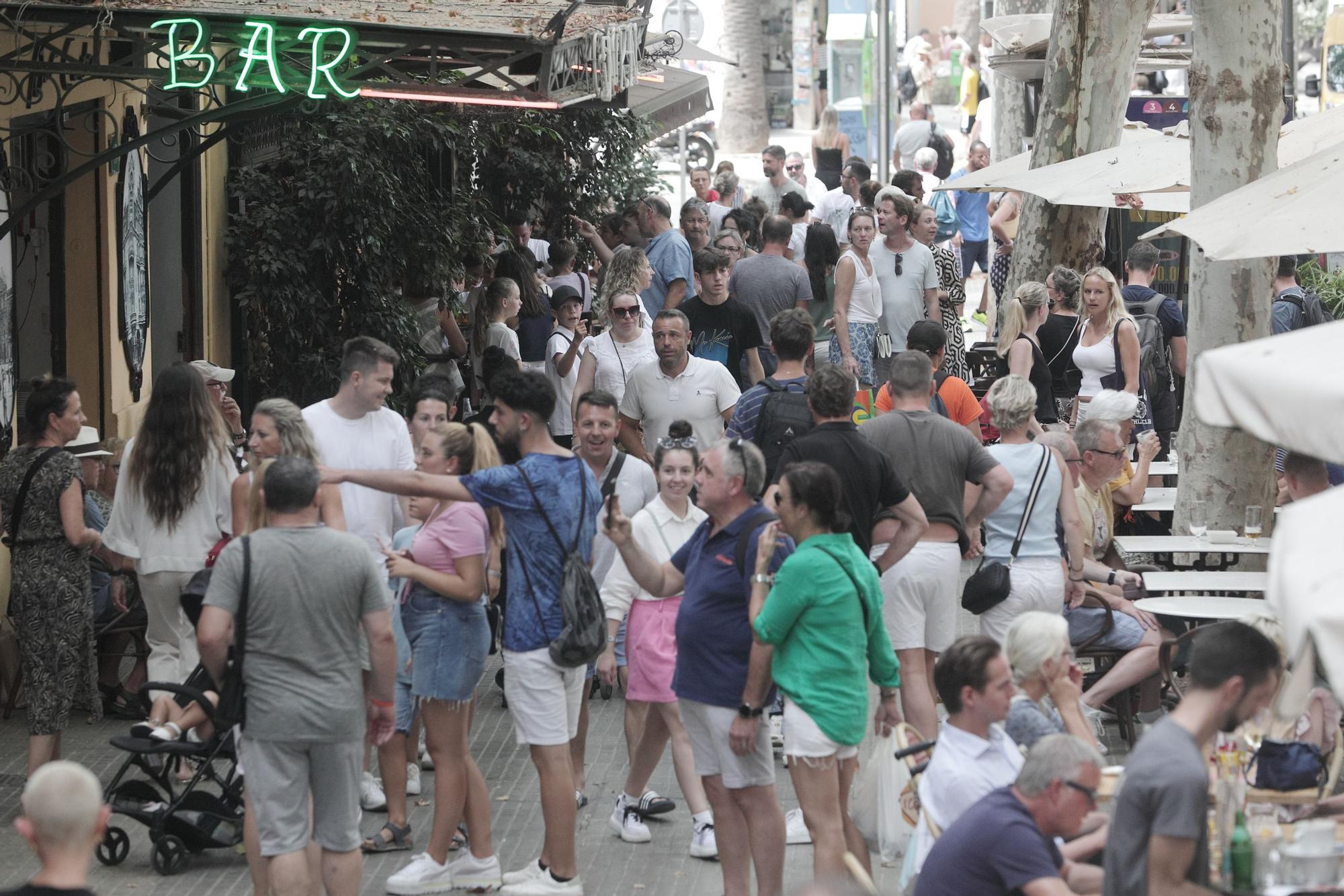 Las mejores fotos del colapso de turistas en el centro de Palma