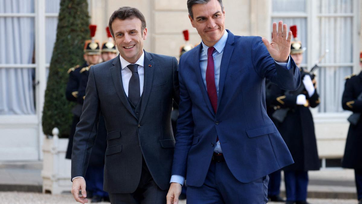 El presidente francés, Emmanuel Macron, recibe a Pedro Sánchez en el Elíseo, este lunes.