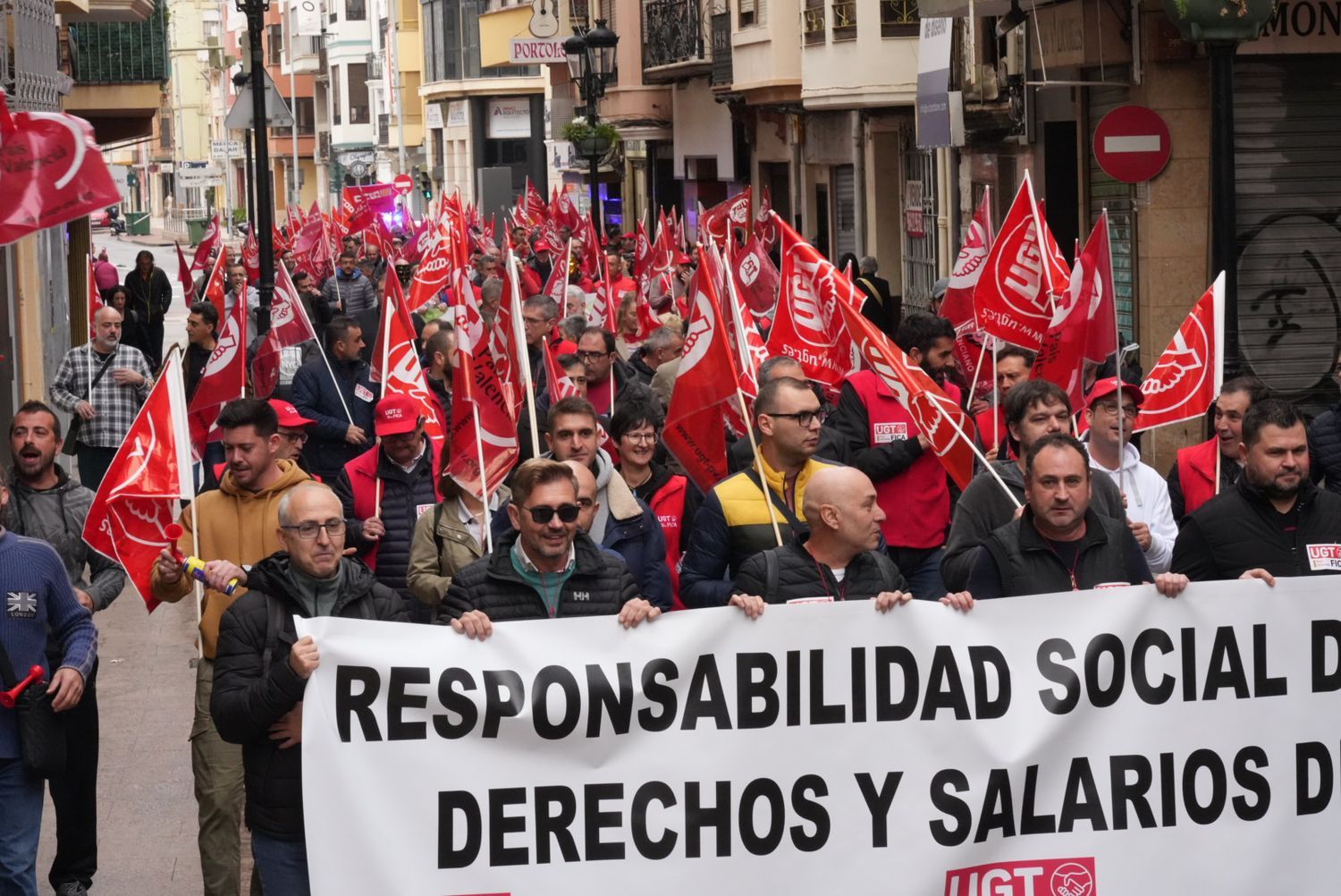 Tensa manifestación de los sindicatos por el convenio de la cerámica