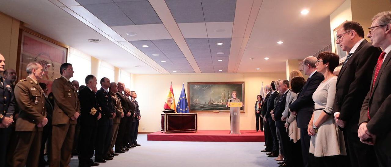Oficiales de las Fuerzas Armadas y altos ejecutivos civiles de la Seguridad del Estado escuchan a la directora del CNI, Paz Esteban.