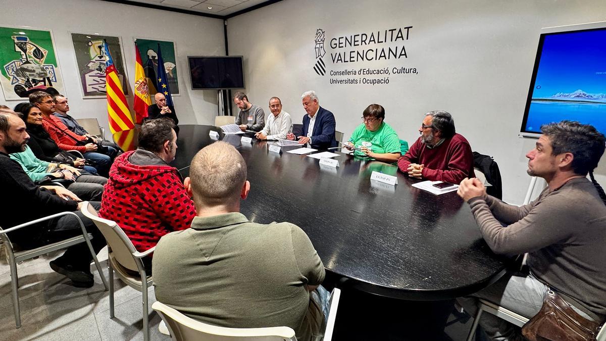 Firma del acuerdo entre el profesorado experto de FP y la Conselleria de Educación para desconvocar la huelga.