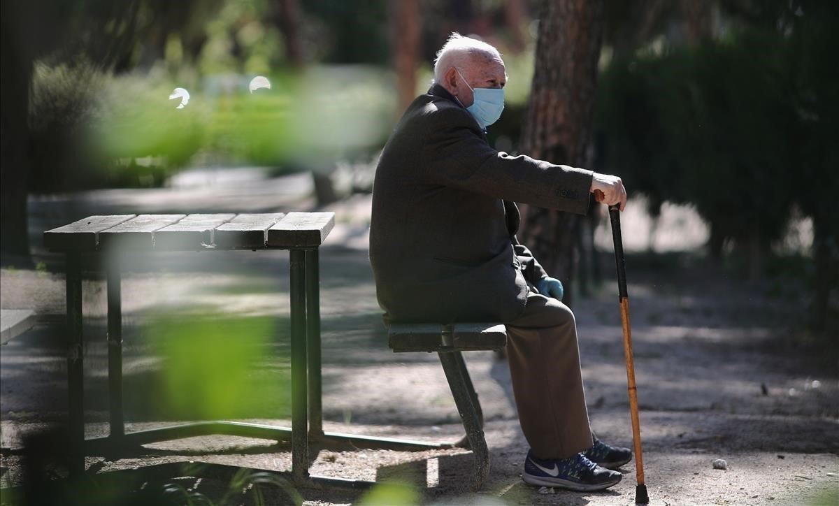 segea53358169 un anciano con mascarilla descansa en el parque calero  en e200508181557