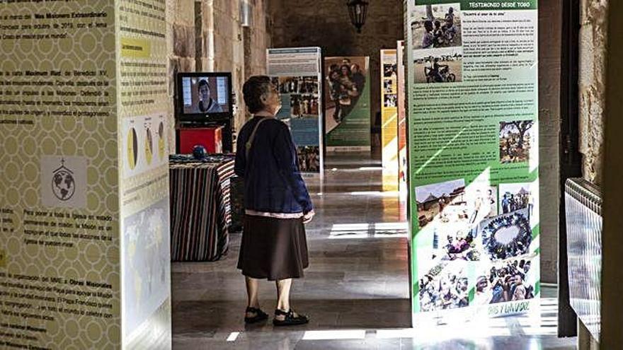 Una mujer visita la muestra.