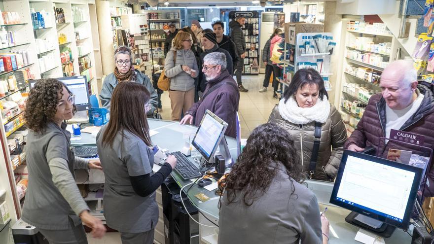 La grip destrona la covid del primer lloc del podi i omple les farmàcies