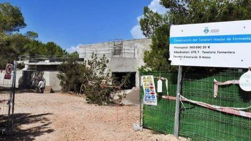 Actual estado de las obras del primer tanatorio de Formentera, situado frente al cementerio municipal.