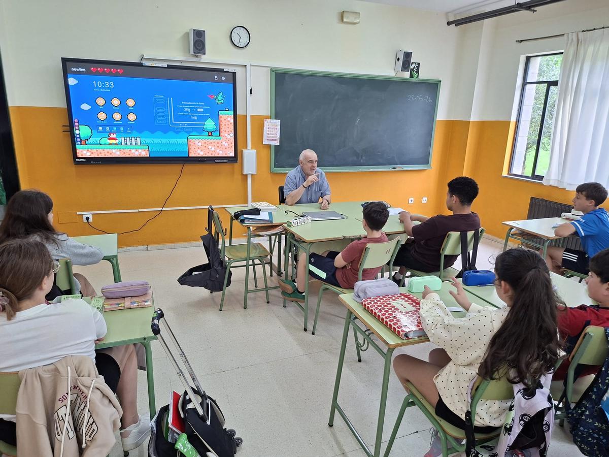 En imágenes: seis jubilados relatan sus experiencias a los alumnos del instituto Elisa y Luis Villamil, de Vegadeo En imágenes: seis jubilados relatan sus experiencias a los alumnos del instituto Elisa y Luis Villamil, de Vegadeo