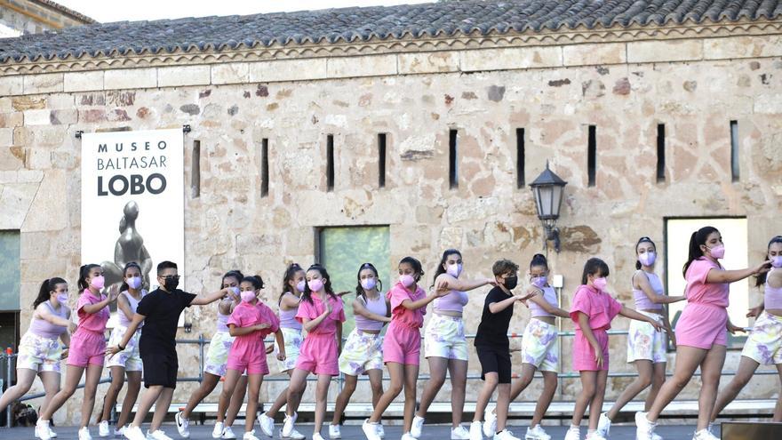 GALERÍA | La escuela de baile Escena pone el ritmo en la plaza de la Catedral