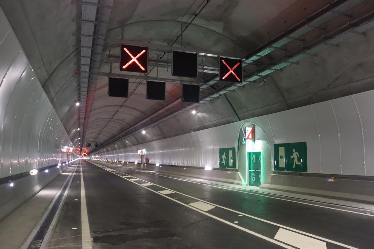 Pla obert de l'interior del túnel de Tresponts, a la carretera C-14, on es veu una de les portes d'emergència que condueix a les galeries d'emergència. Imatge del 24 de novembre de 2021. (Horitzontal)