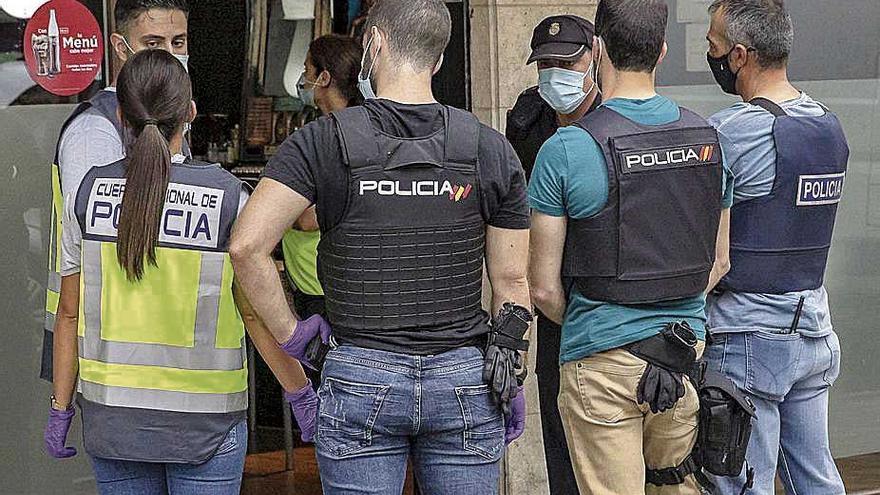 Un grupo de policías, durante un registro en la ‘operación Pólvora’.