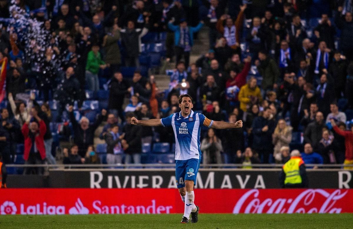 Espanyol’s midfielder Victor Sanchez celebrates his team’s opening goal during the Spanish league football match RCD Espanyol vs Villarreal CF on February 18, 2018 at the Cornella-El Prat stadium in Cornella. / AFP PHOTO / Josep LAGO