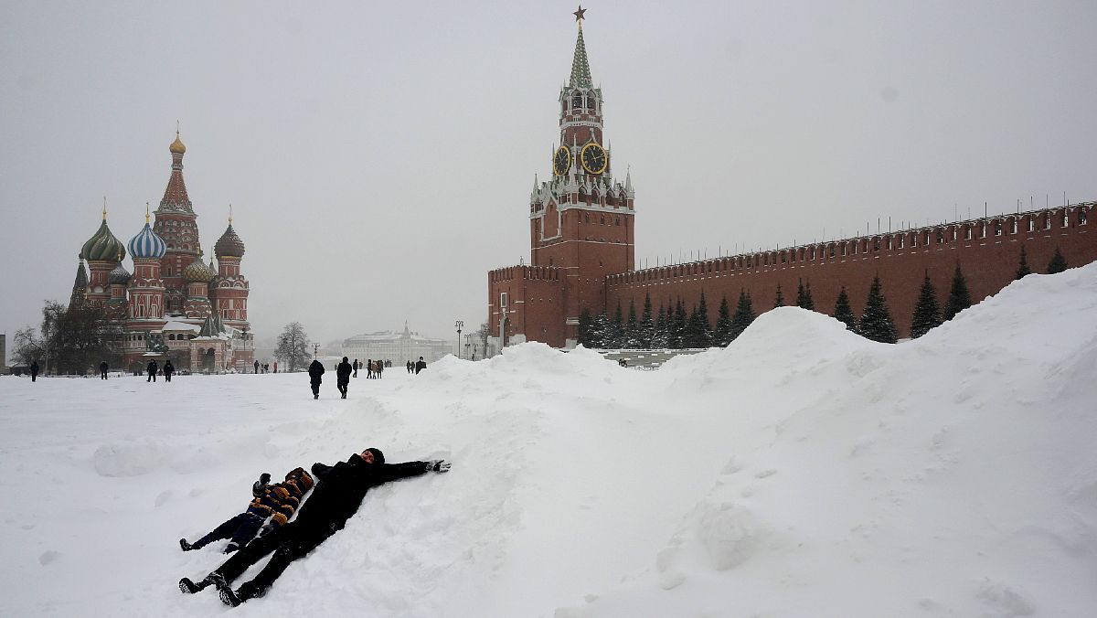 Aspecto de la Plaza Roja de Moscú tras las primeras horas de nevada.