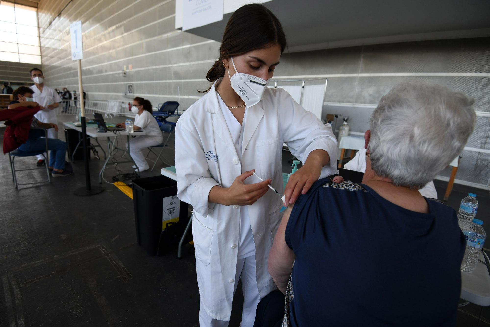 Colas y nervios  en la primera jornada de vacunación masiva en Pontevedra